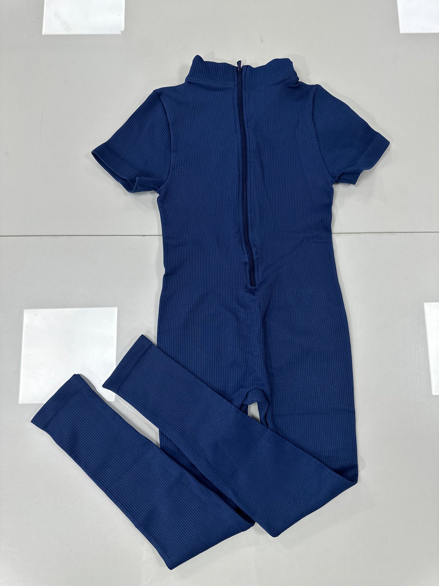 Macacão longo de manguinha com zíper By Exclusiva - S