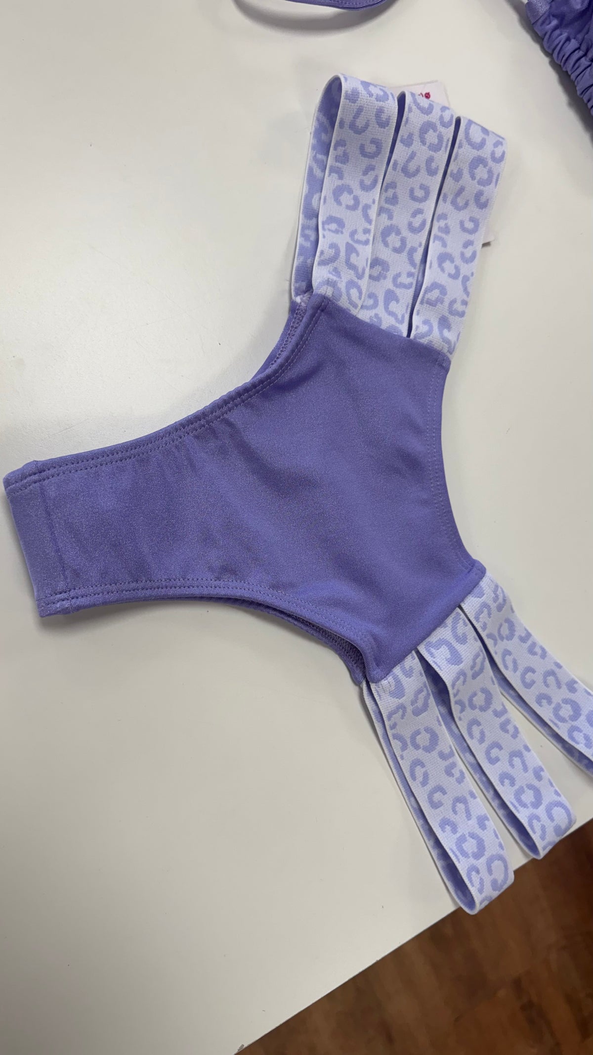 Biquíni Leopar - calcinha com tiras estampa onça - Lavanda GG