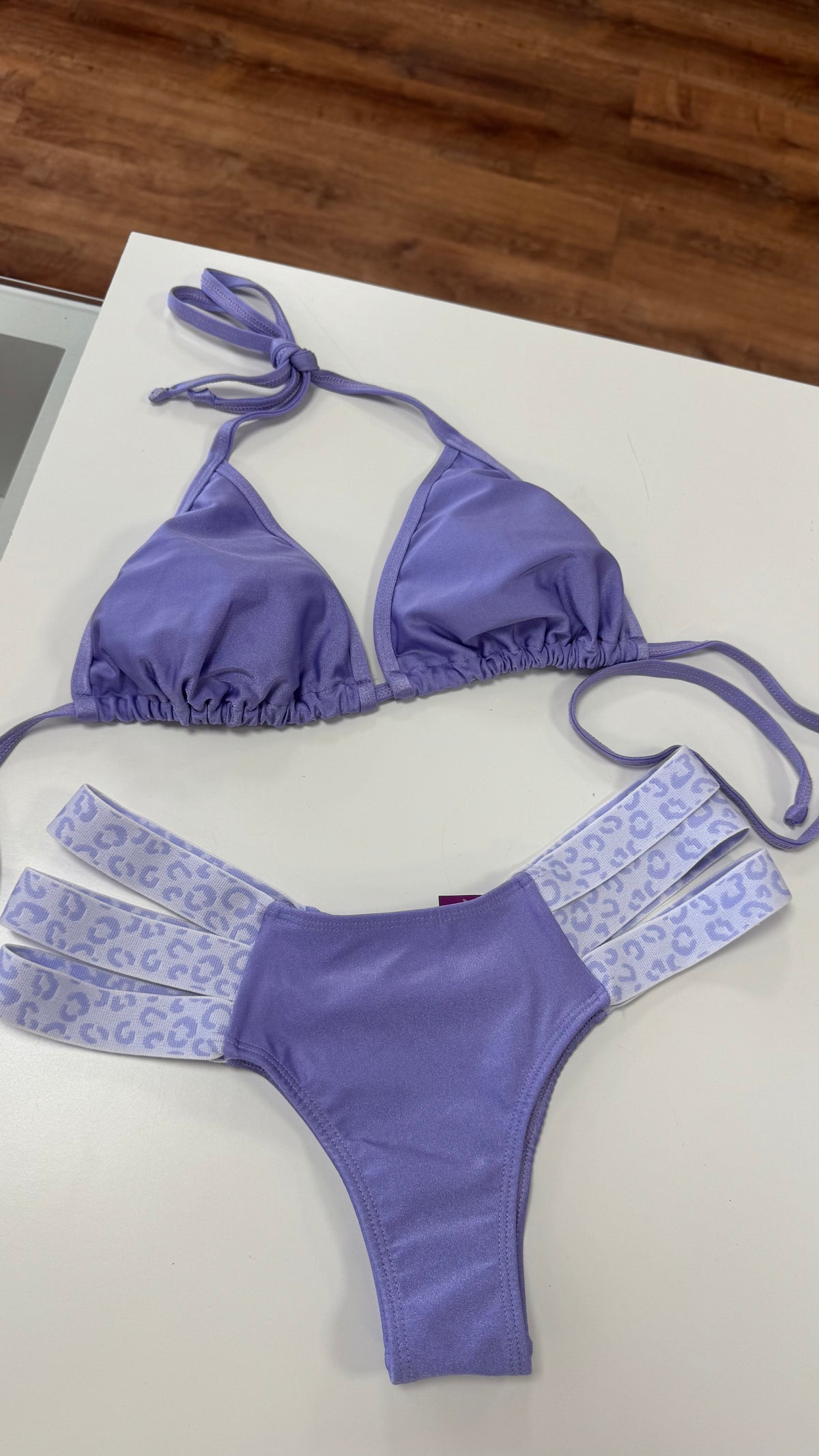 Biquíni Leopar - calcinha com tiras estampa onça - Lavanda GG
