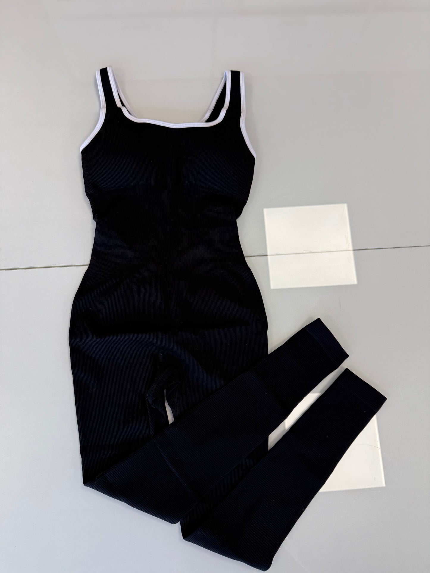 Macacão Fitness by Exclusiva com detalhe aberto nas costas PRETO- G