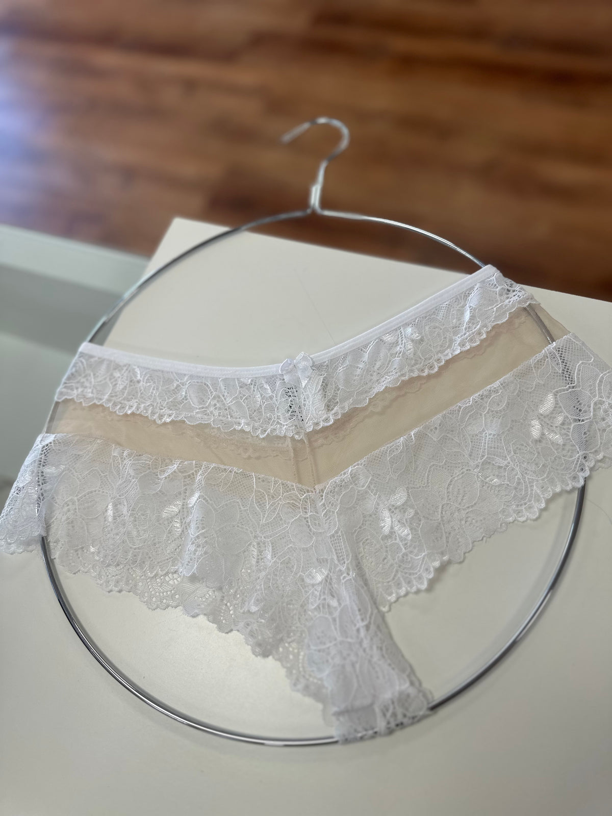 Calcinha de renda com detalhe transparência - M